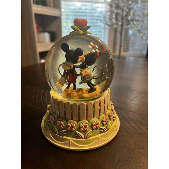Hallmark Disney A Kiss For Mickey Minnie Wonders Within Collection Snow Globe - Picture 14 of 16